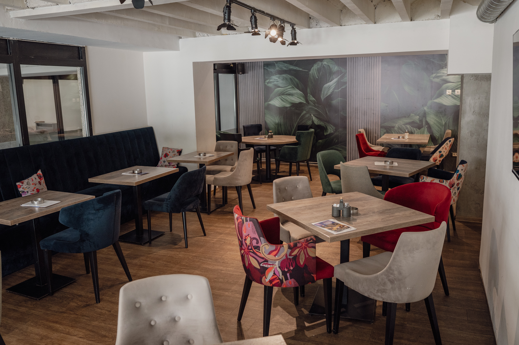 Restoran Korzo Užice – enterijer sa stolovima i ambijentom